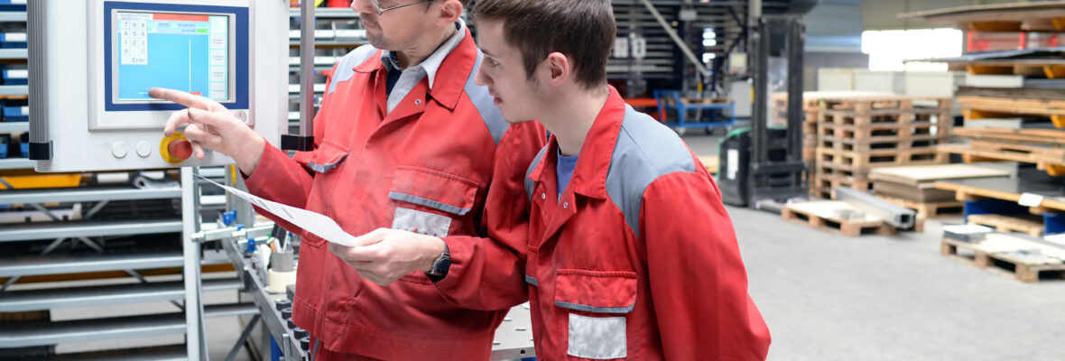 Berufsausbildung im Handwerk: Ausbilder mit Azubi im Handwerk -